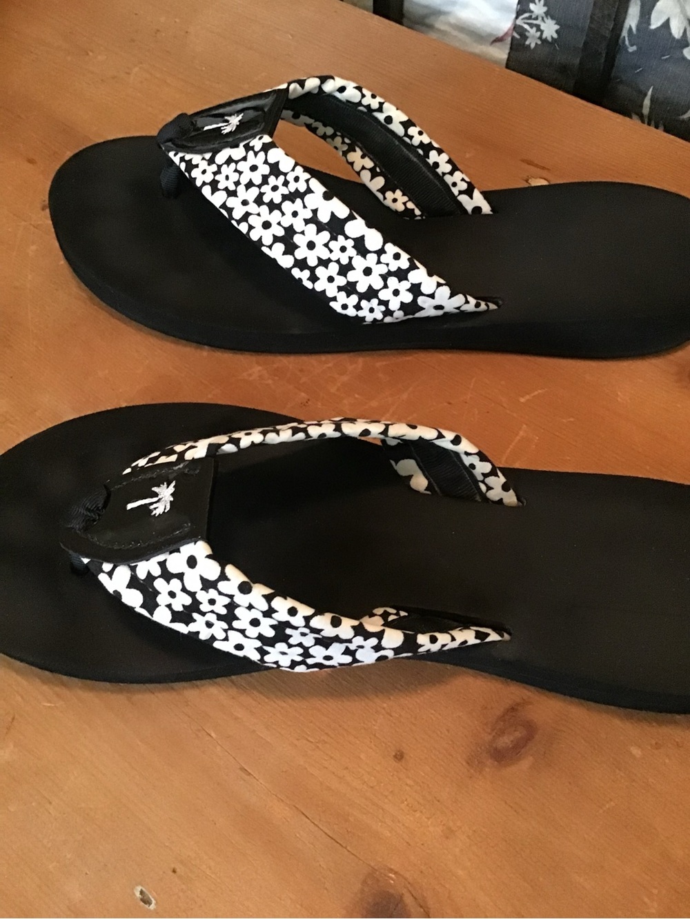 EUC, ELIZA B Black & Whit Floral Quilted Flip Flop Sandals, Fits Size 9 - Picture 4 of 9